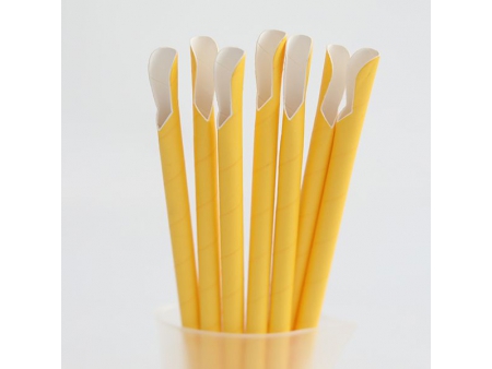 Papierstrohhalm mit Schaufel