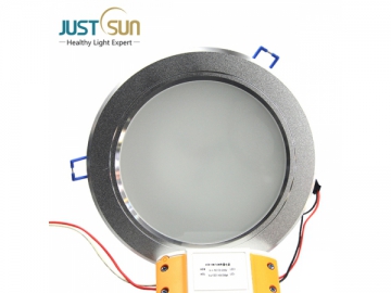 LED-Einbauleuchte mit der Abdeckung in Milchfarbe