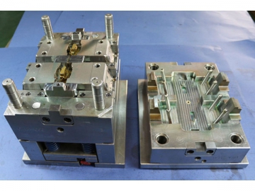 Kunststoff-Spritzgussform <small>(Angebot von Form für elektronische Produkte)</small>